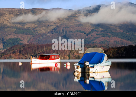 Kleine Boote vor Anker am Aldochlay in der Nähe von Luss, Loch Lomond, Schottland Stockfoto