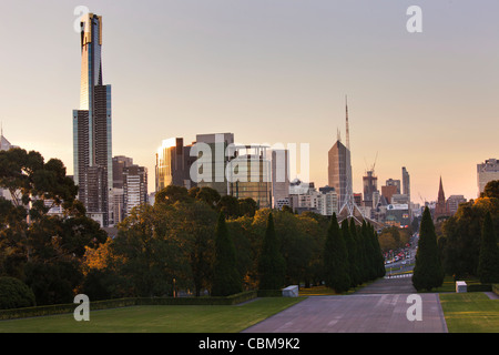 Melbourne St Kilda Road Street View bis zu der Innenstadt. einschließlich der eureka Gebäude auf der linken Seite. Sommer am Abend. Stockfoto