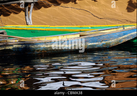 Kleine Holzboote mit einem Hausboot auf Dal-See vor Anker. Srinagar, Kaschmir. Indien Stockfoto