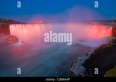Horseshoe Falls entlang des Niagara-Flusses in der Abenddämmerung während der nächtlichen fällt Beleuchtung, Niagara Falls, Ontario, Kanada. Stockfoto