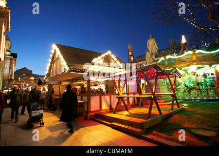 Weihnachtsmarkt auf dem Gelände der Belfast City Hall Nordirland Großbritannien Vereinigtes Königreich Stockfoto