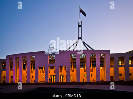Australien, Australian Capital Territory, Canberra, Capital Hill Abend Ansicht des Parlaments der Commonwealth of Australia Stockfoto