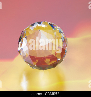 Studiofotografie einer Diamant-Kugel aus Glas in farbige abstrakte Rücken gemacht Stockfoto