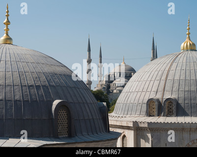 Blick von der Hagia Sophia (Aya Sofya) in Richtung Sultan Ahmed Mosque (blaue Moschee) Stockfoto