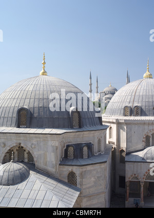 Blick von der Hagia Sophia (Aya Sofya) in Richtung Sultan Ahmed Mosque (blaue Moschee) Stockfoto