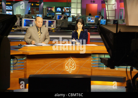 Al Jazeera Satellite TV Anker Habib Ghribi und Lina Zahreddine lesen eine Nachrichtensendung von Studios in Doha, Katar Stockfoto