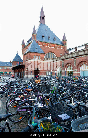 Fahrräder geparkt vor Bahnhof Copenhagen Dänemark Stockfoto