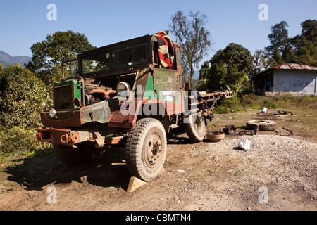 Indien, Arunachal Pradesh, Rotung, alten Lastwagen in Stücke, die am Straßenrand repariert wird Stockfoto