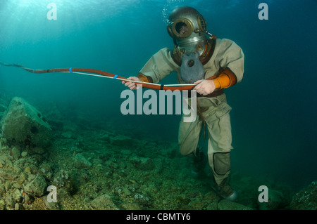 Helm-Taucher unter Wasser, Piran, Adria, Slowenien Stockfoto