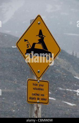Schild Warnung vor Dieben im Parkhaus am Icefields Centre, Icefields Parkway, Jasper, Alberta, Kanada Stockfoto