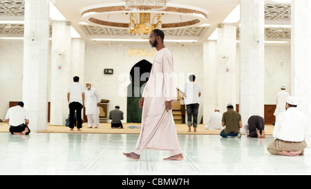 Muslime in der Moschee von Kowloon nach den Nachmittag Gebetszeremonie Stockfoto