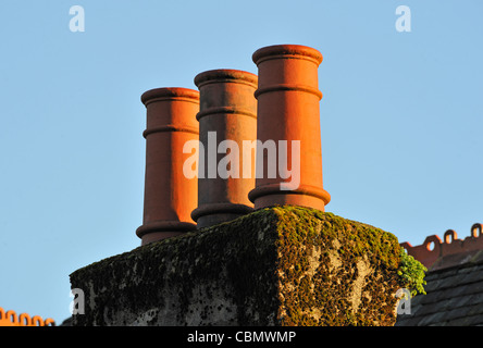 Schornstein mit drei Töpfe im Haus. Tier Banken, Kendal, Cumbria, England, Vereinigtes Königreich, Europa. Stockfoto