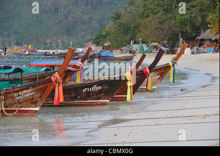 Langen Boote am Hafen auf Phi Phi Island, Ko Phi Phi Don, Thailand Stockfoto