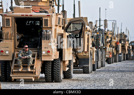 Ein Soldat der US Army mit der 82. US-Luftlandedivision sitzt auf der Treppe seines Fahrzeugs Mine-resistente, Hinterhalt geschützt beim Grenzübertritt Khabari aus dem Irak in Kuwait 9. Dezember 2011 als Teil des Finales US Kräfte entziehen Iraq.The U.S. ihre 8-Jahres-Mission im Irak abgeschlossen wird Stockfoto