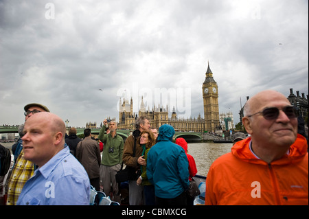 Touristen auf eine Thames River Boot Guided Tour in der Nähe der Houses of Parliament, Westminster, London, UK Stockfoto