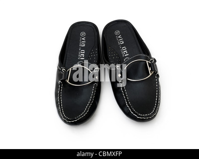 Ein paar schwarze Leder Slip-On-Schuhe mit silberfarbener Schnalle Stockfoto