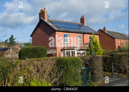 Solaranlage auf Dach der freistehende aus rotem Backsteinhaus in Kington Herefordshire England UK Stockfoto