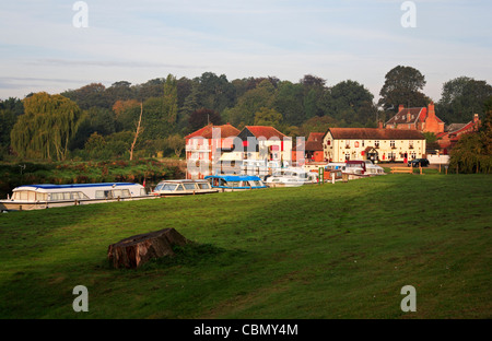 Boote vertäut auf den Norfolk Broads im frühen Morgenlicht an gemeinsamen Coltishall, Norfolk, England, Vereinigtes Königreich. Stockfoto