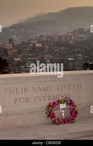 Indien, Nagaland, Kohima, Commonwealth War Graves Kommission Cemetery, ihr Name lebt für immer, Kranz Stockfoto