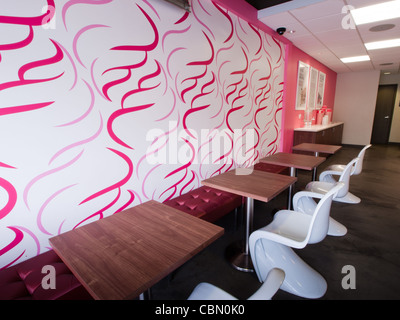 Innenraum des gefrorenen Joghurt Shop. Stockfoto