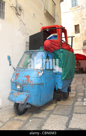 Überlastet Piaggio Ape Dreirad in engen Altstadt Straße, Bari Vecchia, Apulien, Apulien, Italien, Italia, Italien, Adria, Europa Stockfoto