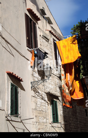 Wäsche aufhängen in der alten Stadt Straße, Bari Vecchia, Apulien, Puglia, Italien, Italia, Italien, Adria, Europa Stockfoto