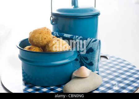 Reisbällchen mit Blauschimmelkäse Stockfoto