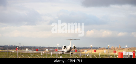 Passagier-Jet Vorbereitung nehmen Sie vom internationalen Flughafen Birmingham Stockfoto