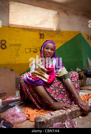 Schöne Reife Frau saß auf Boden in Hargeisa Markt Fleisch Verkäufer Metzger Somaliland Stockfoto