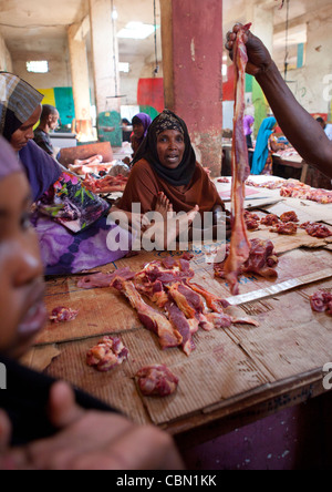 Fleisch-Anbieter am Markt Hargeisa, Somaliland Stockfoto