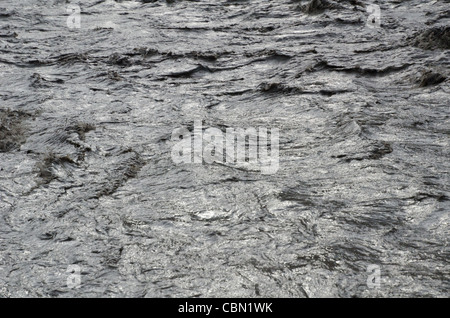 Schnell, wohlhabenden und schlammigen Bergfluss Nepal in der Nähe von Jomsom Dorf Stockfoto