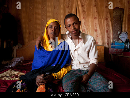 Junge Paar im Schlafzimmer halten einander fest Hargeisa Somaliland gemischt Stockfoto