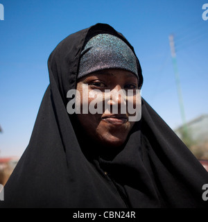 Süße schwarze junge verschleierte Frau Portrait Somaliland Stockfoto