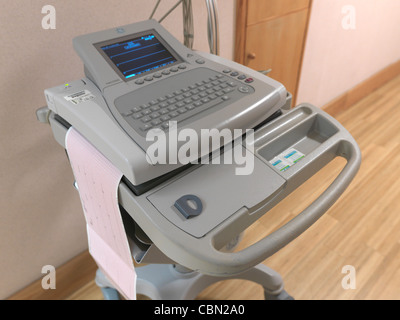 Maschine der Elektrokardiographie (EKG) und Print auf A stehen In einem Krankenhaus-England Stockfoto