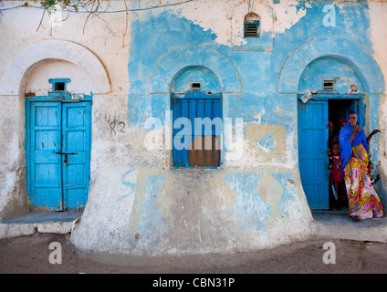 Menschen außerhalb einer ehemaligen Osmanischen Reiches Haus, Berbera, Somaliland Stockfoto