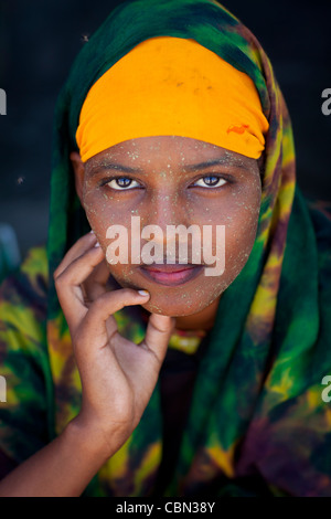 Porträt von niedlichen schwarz verschleierte Teenager-Mädchen tragen Qasil auf ihrem Gesicht Berbera Somaliland Stockfoto