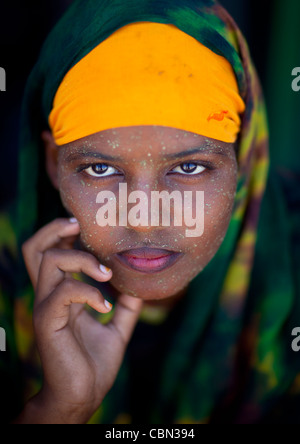 Porträt von niedlichen schwarz verschleierte Teenager-Mädchen tragen Qasil auf ihrem Gesicht Berbera Somaliland Stockfoto