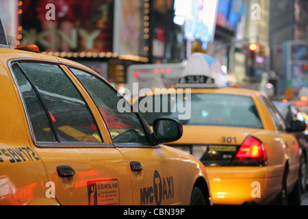 Gelben Taxis, die Schlange im dichten Verkehr, Times Square, New York City, NY, USA Stockfoto