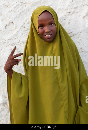 Teenager-Mädchen In einem Khaki Schleier machen V Zeichen Portrait Berbera Somaliland Stockfoto