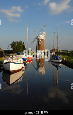 Horsey Mühle, eine Entwässerung Mühle auf den Norfolk Broads in Hochformat UK Stockfoto