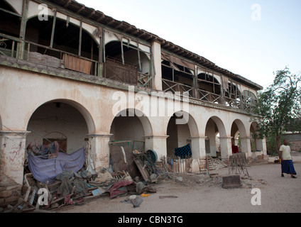 Menschen außerhalb einer ehemaligen Osmanischen Reiches Haus, Berbera, Somaliland Stockfoto