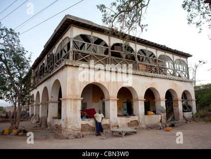 Menschen außerhalb einer ehemaligen Osmanischen Reiches Haus, Berbera, Somaliland Stockfoto