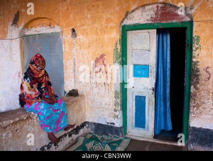 Frau In einer ehemaligen Osmanischen Reiches Haus, Berbera, Somaliland Stockfoto