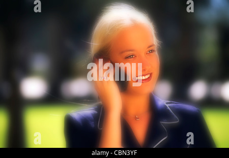 Attraktive junge Geschäftsfrau mit Handy-selektiven Fokus Stockfoto