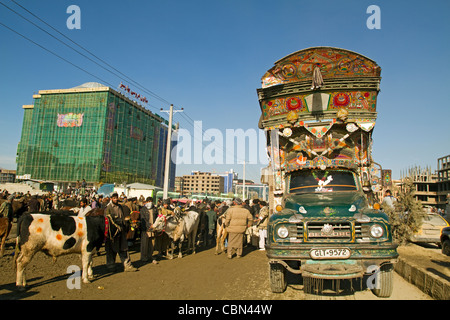 Rinder und Schafe Markt und bunte LKW in Kabul-Afghanistan Stockfoto