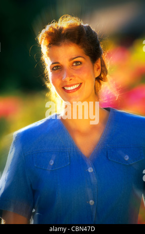 Schöne Frau Porträt bei Sonnenschein im freien Mode Art von hispanic Frau mit Lächeln Hintergrund selektiven Fokus Stockfoto
