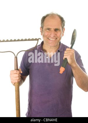 Mittleres Alter senior woman Gärtner mit Gartenarbeit Werkzeuge Bogen Rake Hand Hacke Spaten Stockfoto