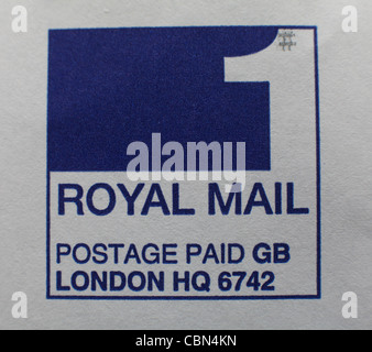 Umschlag mit einem Royal Mail Porto bezahlt 1. Klasse-Stempel. Bild von James Boardman. Stockfoto