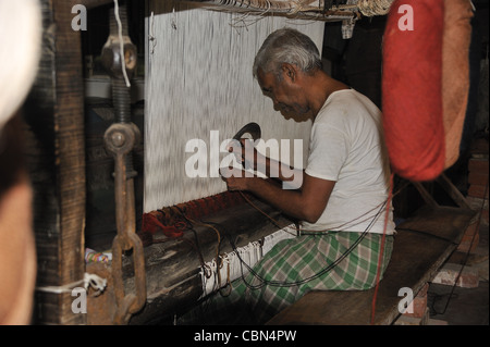 Indischer Mann machen handgefertigte Wolle Teppich auf Webstuhl Agra Uttar Pradesh Nordindien Stockfoto