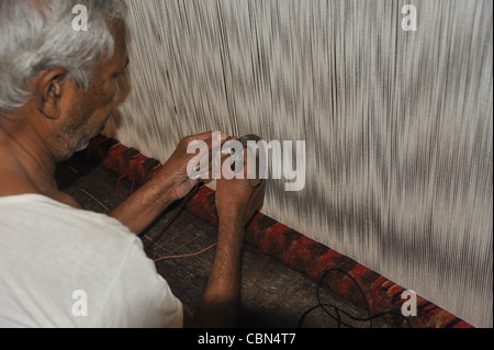 Indischer Mann machen handgefertigte Wolle Teppich auf Webstuhl Agra Uttar Pradesh Nordindien Stockfoto